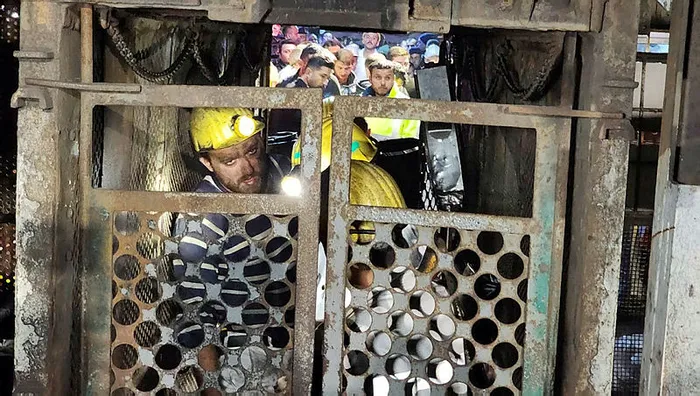 bartindaki-maden-faciasinda-yaralilar-ambulans-ucakla-boyle-tahliye-edildi-a-haber-goruntuledi-1665789242262.jpg Bartın'daki maden faciasında yaralılar ambulans uçakla böyle tahliye edildi! A Haber görüntüledi - 12