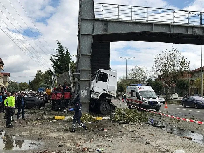 Son dakika: Sakarya'da feci kaza! Tır otobüs durağına daldı - 2
