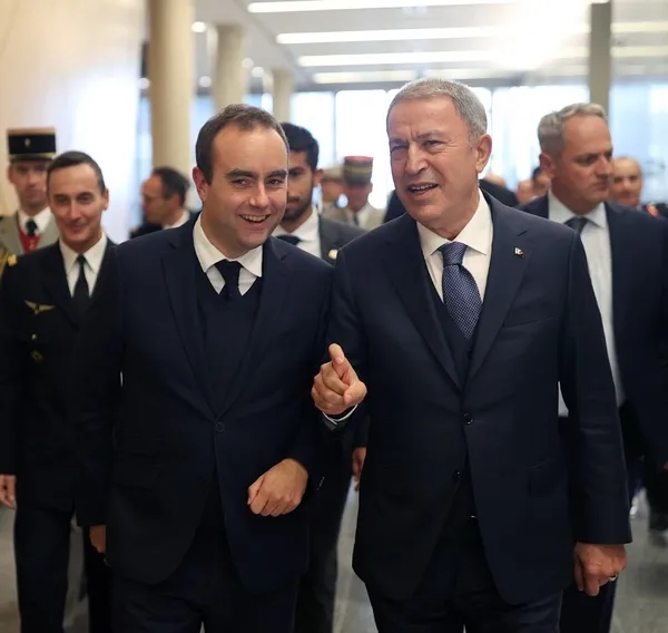 Bakan Hulusi Akar’dan NATO Zirvesinde Yunanistan Savunma Bakanı Nikolaos Panagiotopoulos’a yüzme dersi