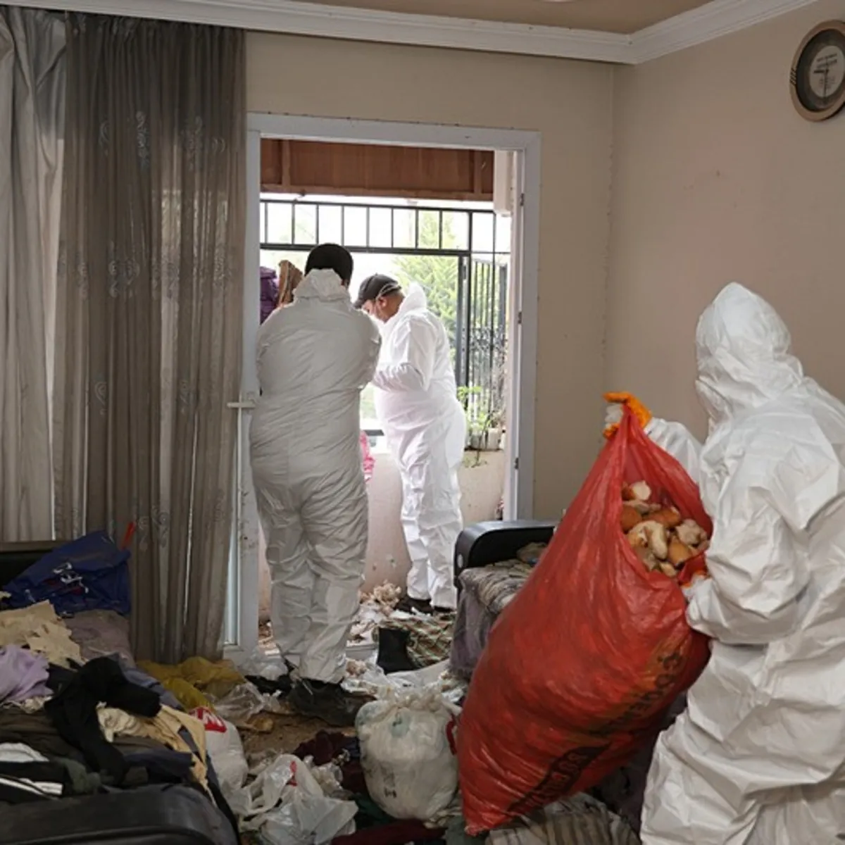 Mersin'deki çöp evden ruhsatsız silah çıktı