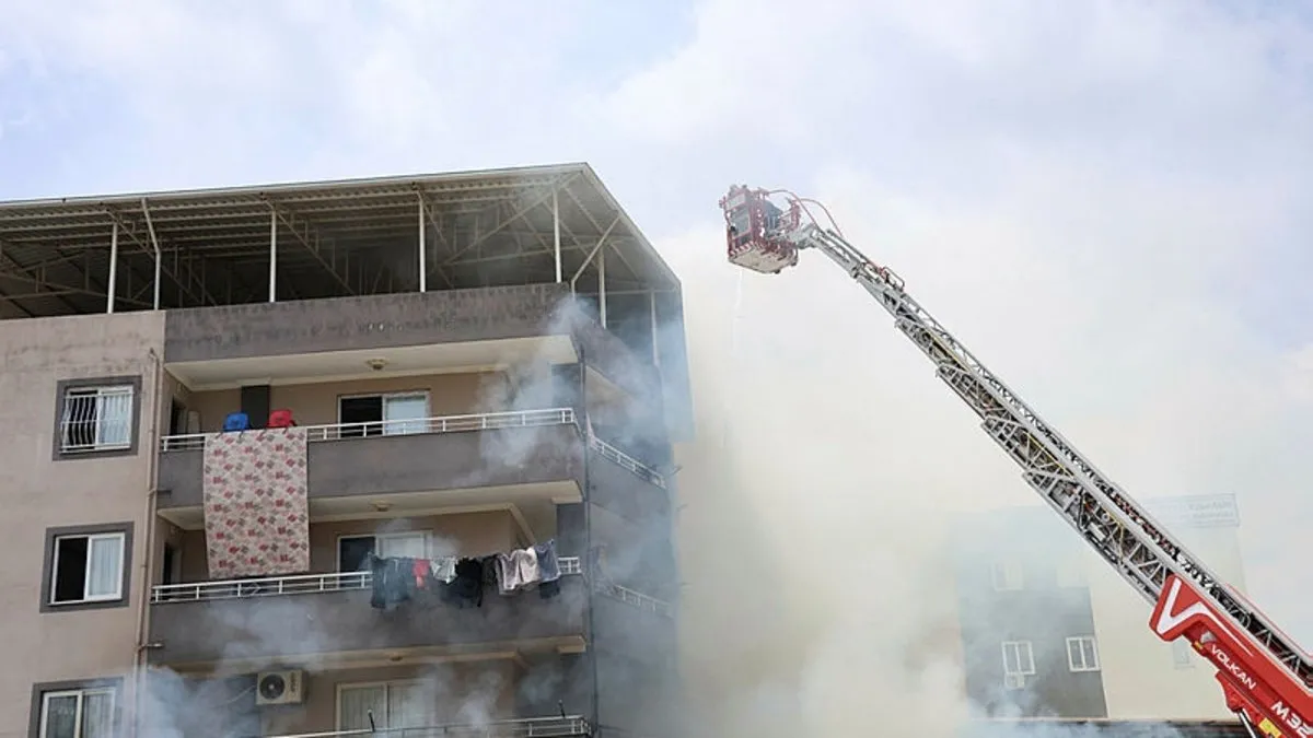 Adana'da yangında evlerinde mahsur kalan 4 kişi kurtarıldı