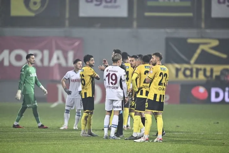 Erman Toroğlu tartışmalı pozisyonu yorumladı! İstanbulspor - Trabzonspor maçı yarıda kaldı | Hakemin kararı doğru mu?