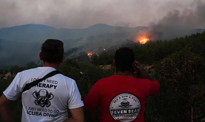 izmir-canakkale-ve-aydinda-yangin-4-noktada-alevlere-havadan-ve-karadan-mudahale-bakan-yumaklidan-aciklama-1719684188853.jpg İzmir'deki 3 yangın kontrol altına alındı! Bakan Yumaklı yangınların çıkış nedenini açıkladı - 12