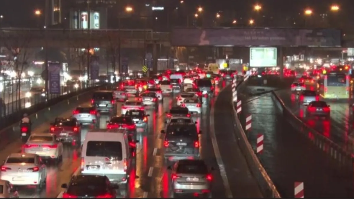 İstanbul'da trafik kilit! Yoğunluk yüzde 75'e ulaştı araçlar ilerlemekte zorluk çekti