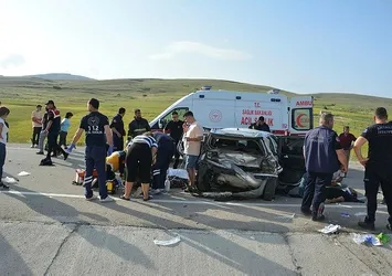 Antalya'da feci kaza! Karı koca ve torunları hayatını kaybetti! 4'ü çocuk 9 yaralı