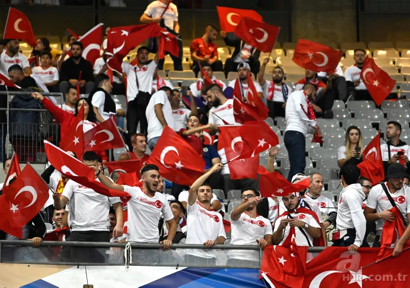 Fransa - Türkiye maçı öncesi Türk taraftarlar Paris'i inletti 8