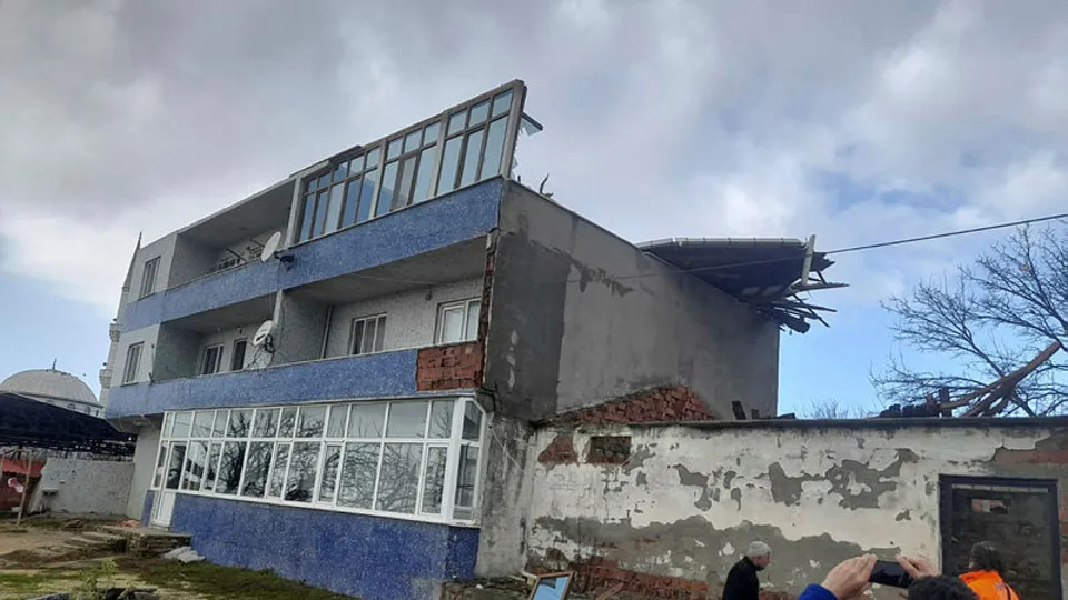 Edirne ve Tekirdağ'da kuvvetli rüzgar hayatı felç etti!