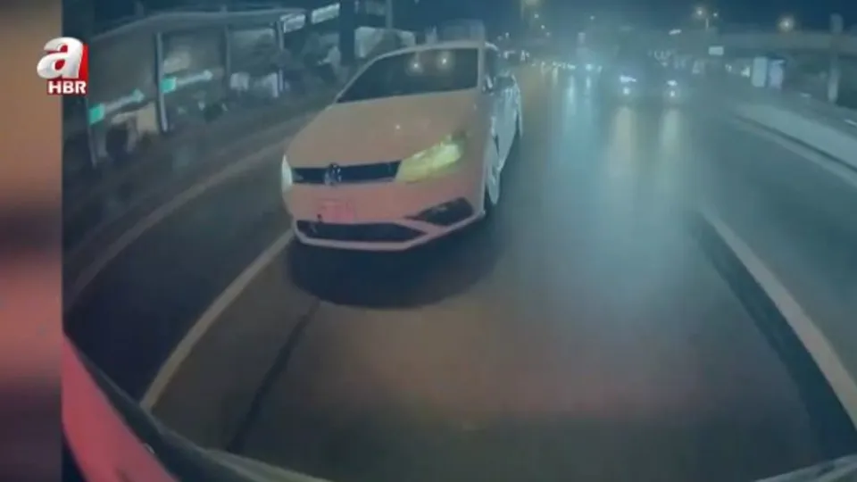 Trafikte magandasının ısrarlı takipte!