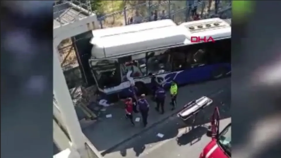Ankara’da belediye otobüsü kaza yaptı!