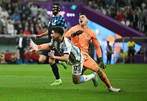 Galatasaray Livakovic için devrede! Hırvat kaleci performansıyla göz dolduruyor