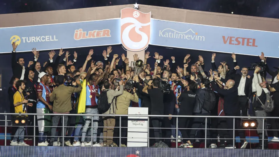 Trabzonspor şampiyonluk kupasını kaldırdı! İşte Trabzon'dan tarihe geçen görüntüler