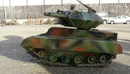 Gerçeğinden tek farkı boyutu! Hurda parçalardan tank yaptı: Bunun ateş etmesi lazım dedim ve...