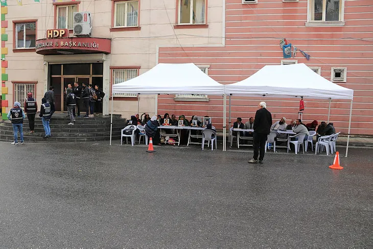 Yağışlı havaya aldırış etmeyen Diyarbakır anneleri eylemlerinin 57'nci gününde - 3