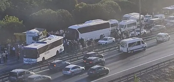 TEM'de trafiği kilitleyen kaza! Hafriyat kamyonu ve 2 otobüs birbirine girdi