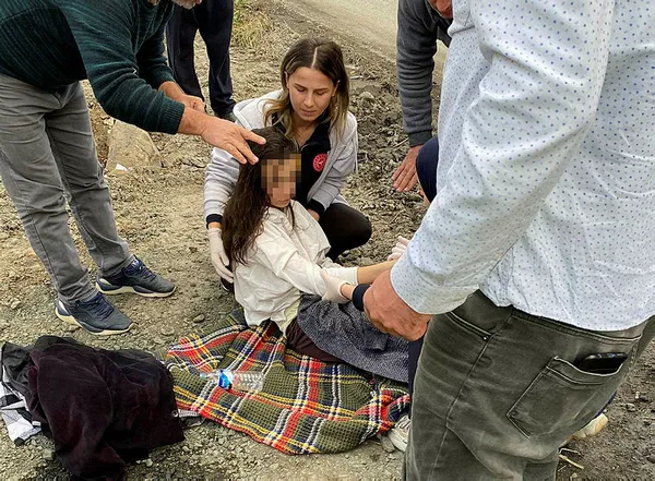 Trafik polisinin müdahalesi küçük kıza nefes oldu - 1
