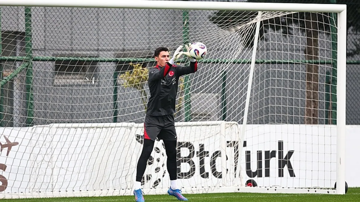 Gürcistan maçı öncesi milli takımda kriz: TFF Berke Özer'in izin almadan kamptan ayrıldığı açıkladı | Deneyimli file bekçisinden yanıt gecikmedi