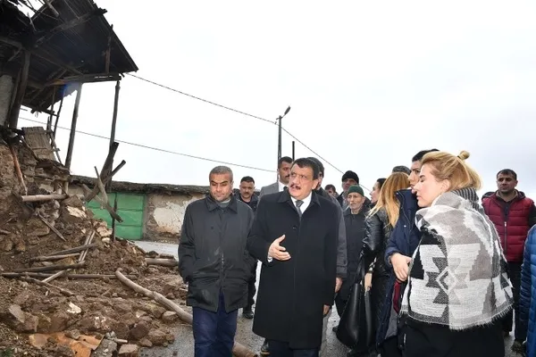 Yeşilçam'ın ünlü ismi Perihan Savaş deprem bölgesini ziyaret etti - 1