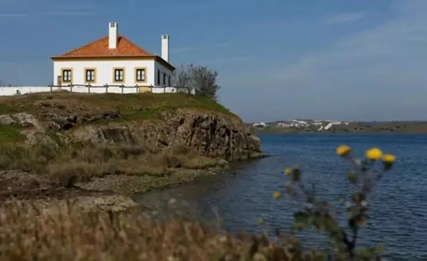 Sınır kafenin ortasından geçiyor! Görenleri hayrete düşüren dünyanın en ilgin ülke sınırları - 16
