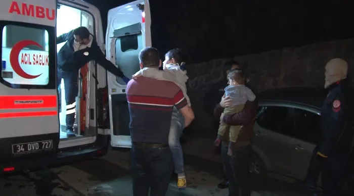 Arnavutköy’de feci kaza! Köpeğe çarpmamak için direksiyonu kırdı öndeki araca arkadan çarptı: 4 kişilik aile yaralandı - 4