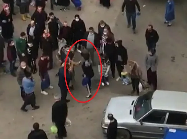 Bursa’da pazarda genç kadınla adamın yumruklu kavgası kameraya yansıdı - 6