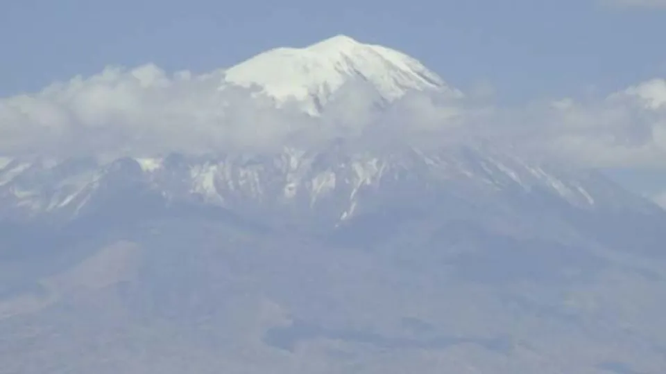 Ağrı Dağı’na mevsimin ilk karı yağdı