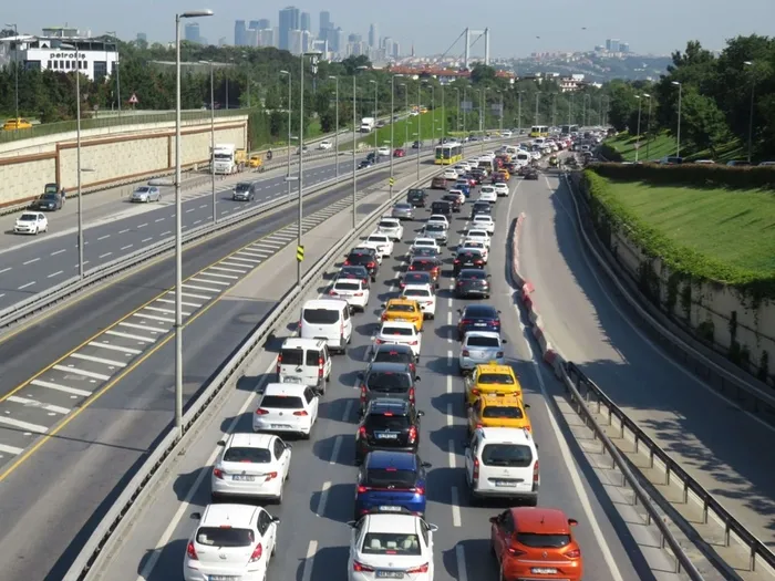 Son dakika: İstanbul'da kısıtlamasız cumartesi trafikle başladı - 1