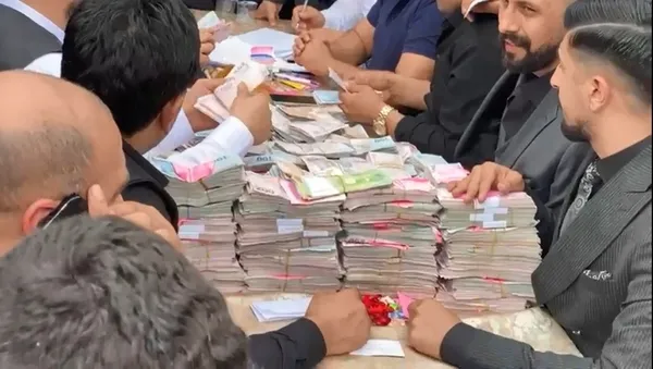 kocaelide-asiret-dugununde-11-milyon-500-bin-tl-takildi-masadaki-balyalar-soke-etti-1664781553122.jpg Kocaeli’de aşiret düğününde 11 milyon 500 bin TL takıldı! Masadaki balyalar şoke etti - 2