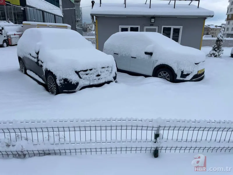 Hakkari'de kar yağışı şehri beyaza bürüdü! Onlarca köy yolu ulaşıma kapandı 11