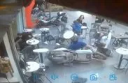 İstanbul Fatih’te akılalmaz kaza! Motosikletle kafeye kaldı ortalık savaş alanına döndü