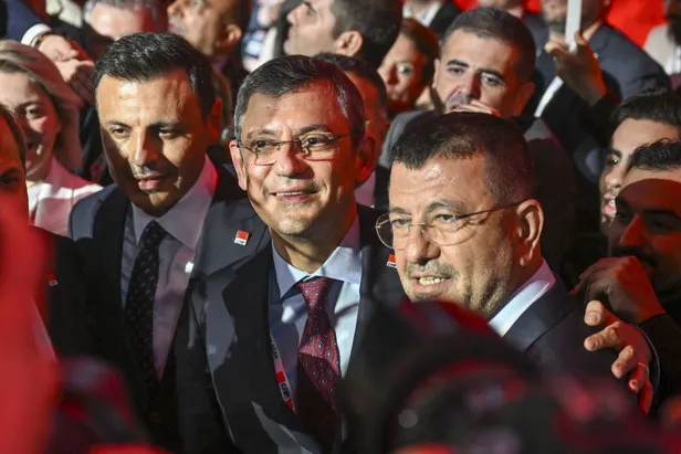 ozgur-ozel-kimdir-kac-yaslinda-ne-is-yapiyor-aslen-nereli-chp-yeni-genel-baskani-ozgur-ozel-hayati-ve-siyasi-k-1699172310510.jpg Özgür Özel kimdir, kaç yaşlında, ne iş yapıyor, aslen nereli? CHP yeni genel başkanı Özgür Özel hayatı ve siyasi kariyeri... - 1