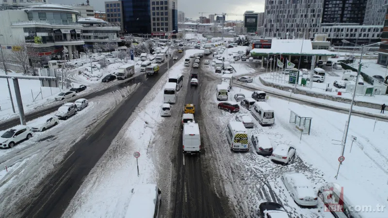 İstanbullunun kabus gecesi! 15 saattir yolda kalan vatandaş: Su ve bisküvi ile duruyorum 19
