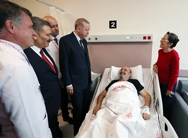 Başkan Erdoğan’dan Antalya Şehir Hastanesi’nde tedavi gören hastalara geçmiş olsun ziyareti!