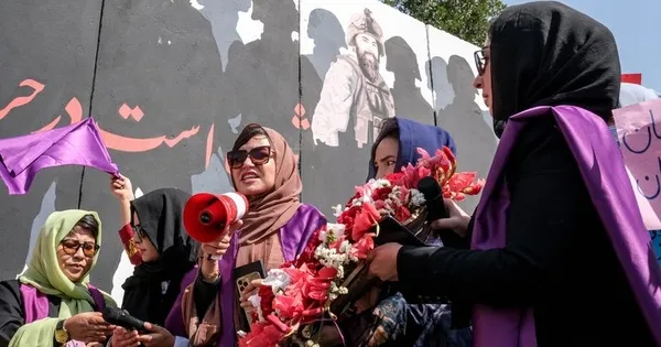 afganistanda-kadinlar-talibanin-aciklamalarini-protesto-etmek-icin-sokaga-dokuldu-1630821931185.jpg Afganistan’da kadınlar Taliban’ın açıklamalarını protesto etmek için sokağa döküldü - 1