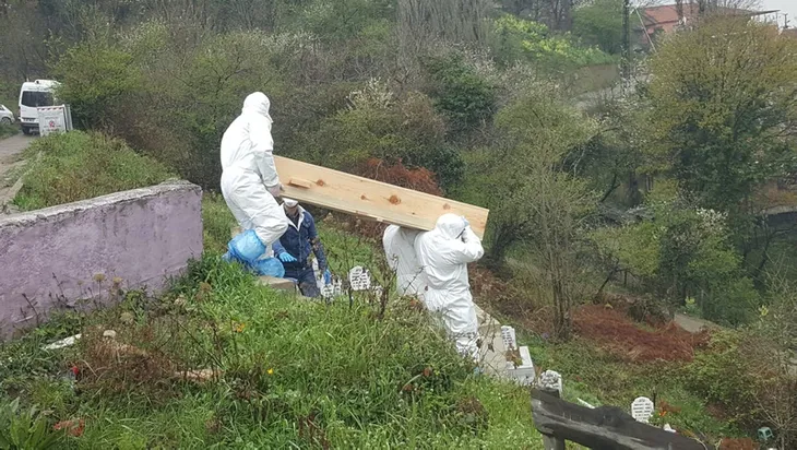 cenaze-defni-sonrasi-tabut-boyle-imha-edildi-1585750206315.jpg Cenaze defni sonrası tabut böyle imha edildi - 1