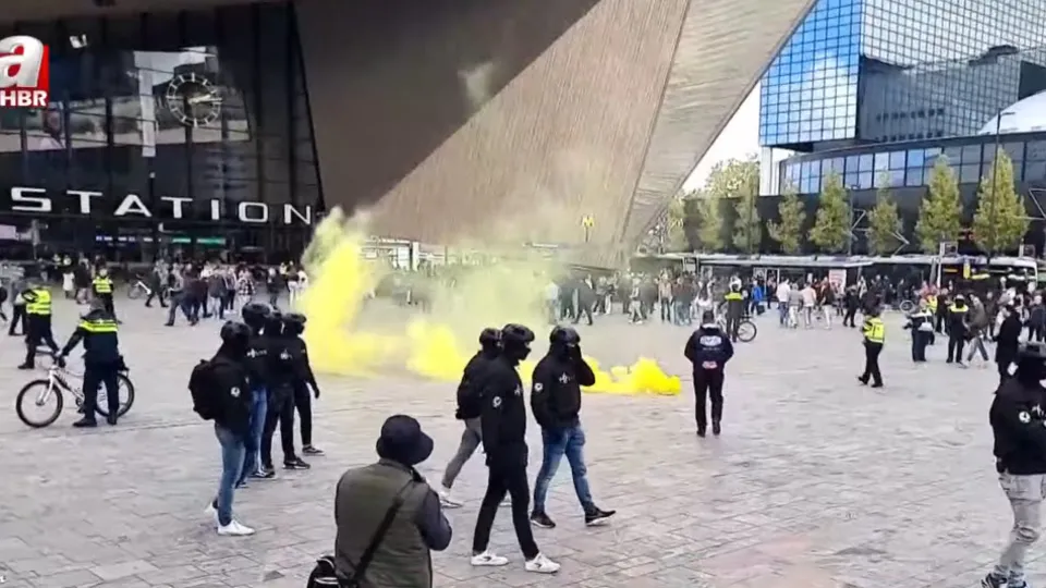 Hollanda’da PEGIDA’dan Kur’an-ı Kerim yakma girişimi! Müslümanlar namaz kılarak tepki gösterdi