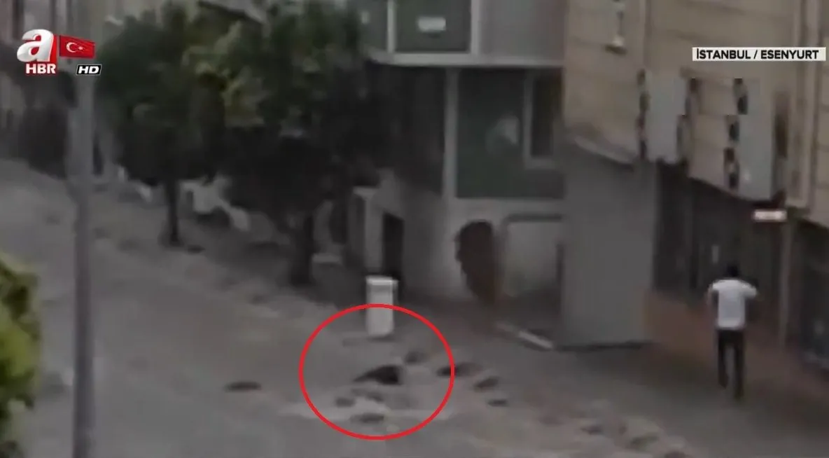 Son Dakika Istanbul Esenyurt Ta Sele Kapilan Kadinin Kurtarilma Ani Kamerada