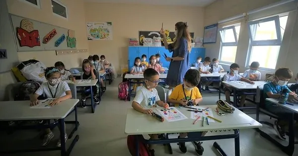 yeni-egitim-modeli-devreye-giriyor-ogretmenlerin-hem-maaslari-hem-kidemleri-artacak-1642317758968.jpg Yeni eğitim modeli devreye giriyor! Öğretmenlerin hem maaşları hem kıdemleri artacak - 2