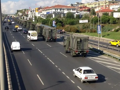 E-5'te görenleri şaşırtan askeri konvoy - 1