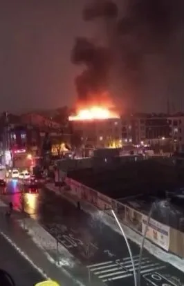 İstanbul Zeytinburnu’nda büyük panik! 4 katlı binanın çatısı alev alev yandı - 5