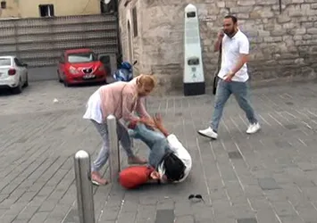 Taksim Meydanı'nda kızlar saç başa kavgaya tutuştu!