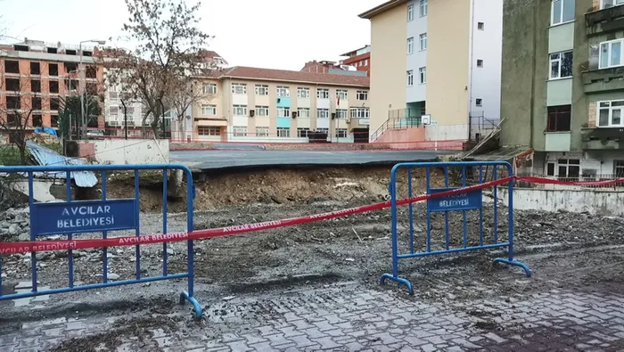 Son dakika: Avcılar'da okulun bahçe duvarı çöktü - 3