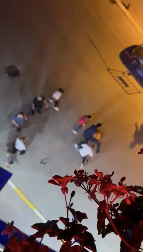 istanbulda-laf-atma-kavgasi-tekme-tokat-birbirlerine-girdiler-1659177013087.jpg İstanbul’da “laf atma” kavgası! Tekme tokat birbirlerine girdiler - 2