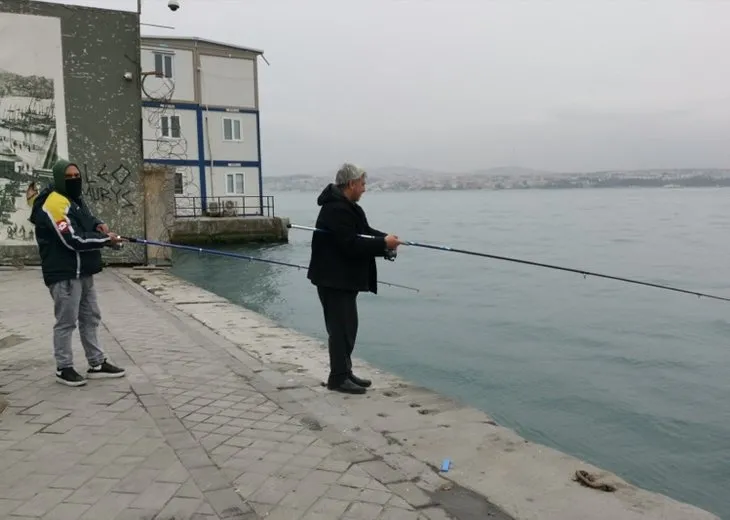 Karaköy’de yasağa rağmen balık tutmaya geldiler: Kovana kadar buradayız