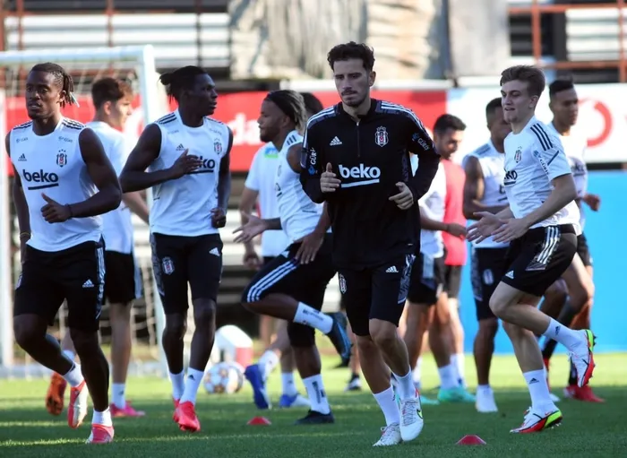 Beşiktaş’ın Ajax maçı kamp kadrosu belli oldu! Sergen Yalçın seçimini yaptı