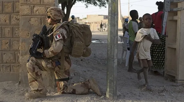 Macron sömürgeci tarihlerinin yüzlerine vurulmasından dolayı Türkiye’yi suçladı