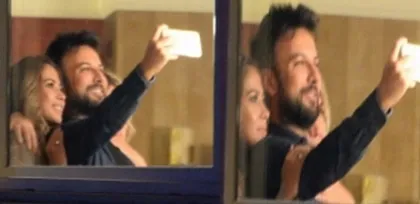 Tarkan'dan eşiyle mutluluk selfiesi! - 1