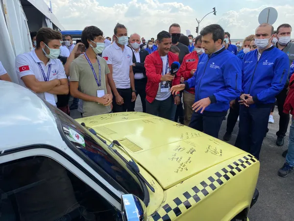 teknofest-yonetim-kurulu-baskani-bayraktar-otonom-arac-yarismasina-katilan-araclari-inceledi-1631802810448.jpg TEKNOFEST Yönetim Kurulu Başkanı Selçuk Bayraktar'dan mucitlere ziyaret - 8