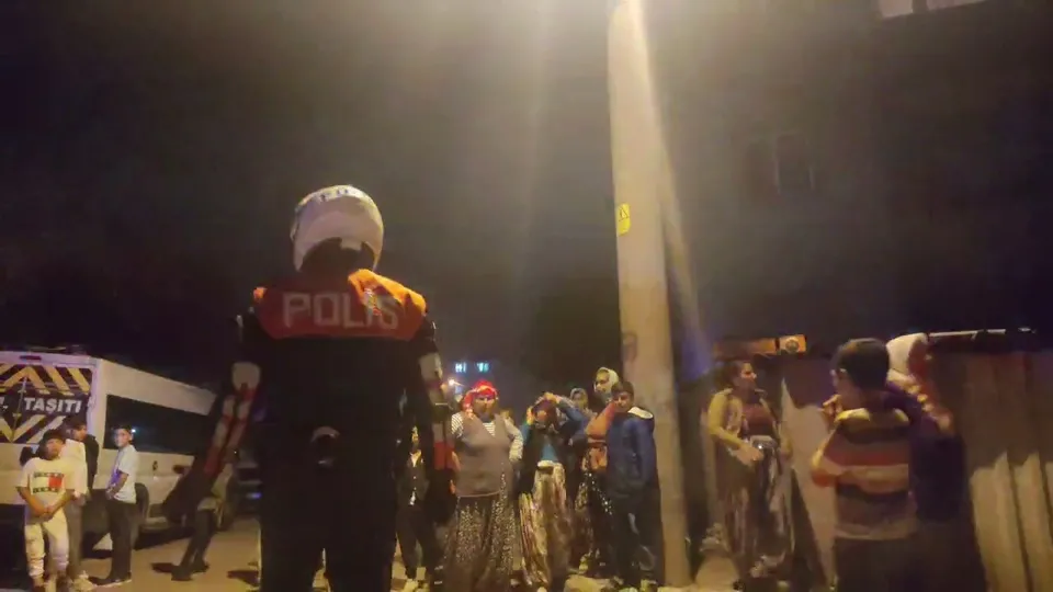 Sözlü tartışma bıçaklı kavgaya dönüştü! Olay yerine çok sayıda polis sevk edildi