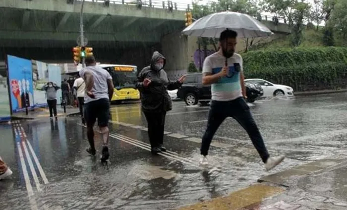 Son dakika: Uyarıların ardından İstanbul'u sağanak vurdu: Araçlar mahsur kaldı! Ev ve iş yerlerini su bastı - 5