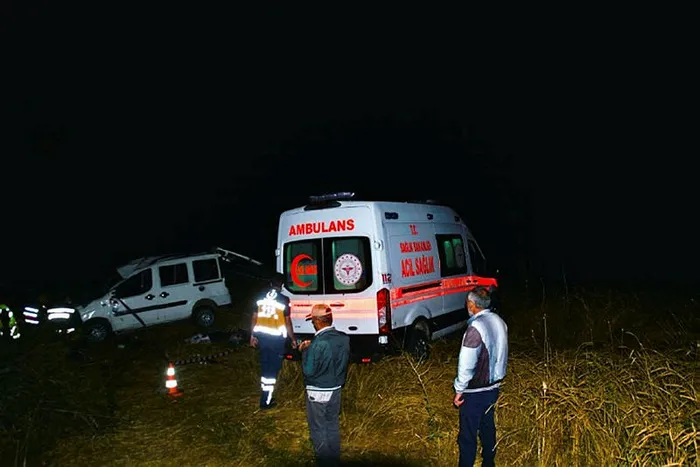 Son dakika: Sivas'ta hafif ticari araç şarampole devrildi: 1 ölü 5 yaralı - 5